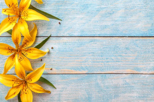 Kopya alanı ile eski mavi eski eski arka plan üzerinde büyük sarı çiçekler zambaklar. Çiçek tebrik kartı, düz yatıyordu.