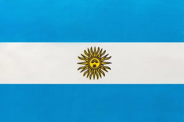 Argentiniens Nationalflagge aus Stoff, textiler Hintergrund. Symbol der internationalen Welt Südamerika Land. — Stockfoto