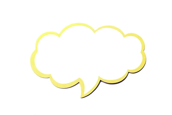 Bulă de vorbire ca un nor cu margine galbenă izolată pe fundal alb. Copiați spațiul — Fotografie, imagine de stoc
