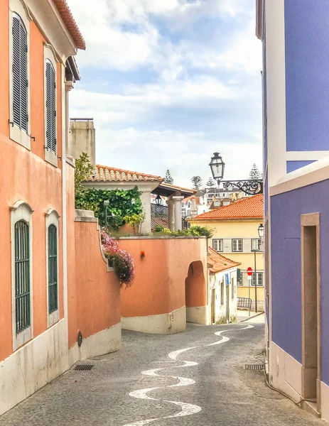 Starobyná úzká ulice v Lisabonu v Portugalsku. Stará tradiční typická Evropská budova. — Stock fotografie