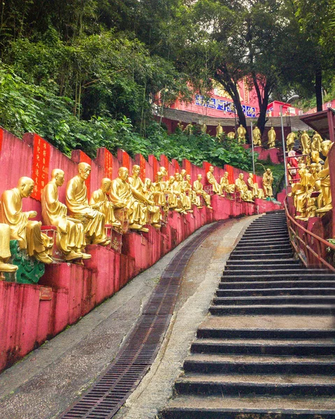 Treppe, die zum zehntausend Buddhas umfassenden Kloster führt. Buddhistischer Tempel in Hongkong. — Stockfoto