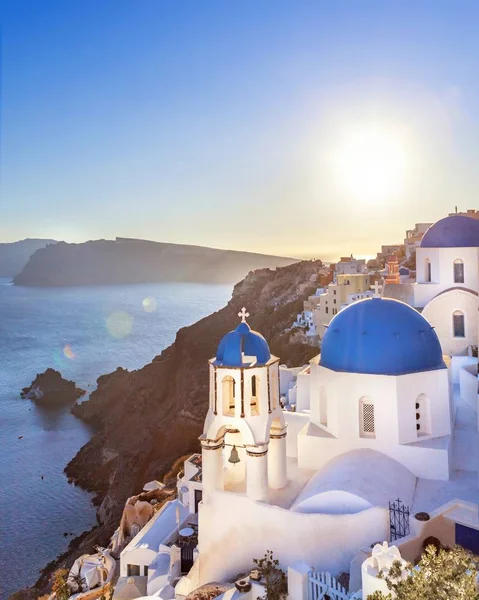 Oia città sull'isola di Santorini, Grecia. Thira villaggio al tramonto con vista sul mare . — Foto stock gratuita