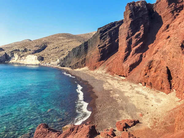 Красный вулканический пляж Санторини, Греция. Лазурная вода Средиземного моря . — Бесплатное стоковое фото