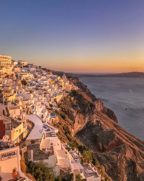 Solnedgång utsikt över traditionell grekisk by Oia på Santorini Island i Grekland. — Stockfoto