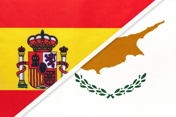 スペインとキプロス 繊維から国旗のシンボル 両国間の関係 パートナーシップ及び選手権 — ストック写真