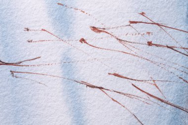 Soyut sanat arka planı açık mavi renkler. Tuval üzerine suluboya boya, beyaz yumuşak bir gradyan. Kağıt üzerinde kahverengi çizgili bir sanat eseri. Doku arkaplanı, makro.