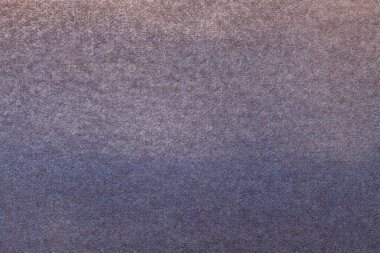 Soyut sanat arka planı koyu mavi ve mor renkler. Yumuşak menekşe gradyanlı tuvalde suluboya boya. Kağıt üzerinde bir sanat eseri. Doku arkaplanı, makro.