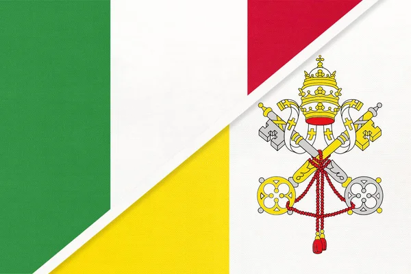 Olaszország Vagy Olasz Köztársaság Vatikánváros Textilből Készült Nemzeti Zászlók Szimbóluma — Stock Fotó