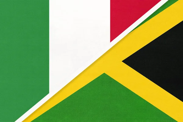 意大利或意大利共和国和牙买加 象征着来自纺织品的两面国旗 美洲和欧洲国家之间的关系 伙伴关系和锦标赛 — 图库照片