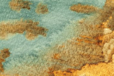 Soyut sanat arka planı açık mavi ve kahverengi renkler. Yumuşak bej gradyan ile tuval üzerinde suluboya boya. Kağıt üzerinde deniz desenli bir sanat eseri. Doku arkaplanı, makro.