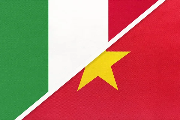 意大利或意大利共和国和越南 象征着两个来自纺织品的国旗 亚洲和欧洲国家之间的关系 伙伴关系和锦标赛 — 图库照片