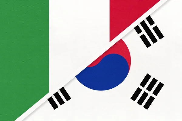 이탈리아 이탈리아 공화국 Rok 섬유에서 나오는 깃발의 아시아와 국가들 파트너십 — 스톡 사진