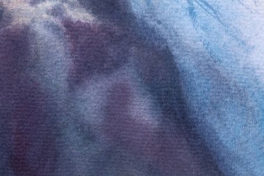 Soyut sanat arka planı lacivert ve mor renkler. Tuval üzerinde suluboya boya, yumuşak koyu mor bir renkle. Kağıtların üzerinde desenli bir sanat eseri. Doku arkaplanı.
