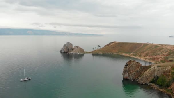 Voo de drone sobre penhasco e baía Ilha Olkhon no Lago Baikal, Rússia. Vista aérea de helicóptero em montanha e mar . — Vídeo de Stock