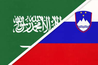 Suudi Arabistan ve Slovenya, tekstilden iki ulusal bayrağın sembolü. Asya ve Avrupa ülkeleri arasındaki ilişki, ortaklık ve şampiyonluk.