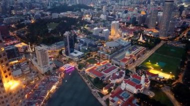 Singapur şehrinin gündüz ve gece görüşü. Gökyüzü görüntüsünden ufuk çizgisi.