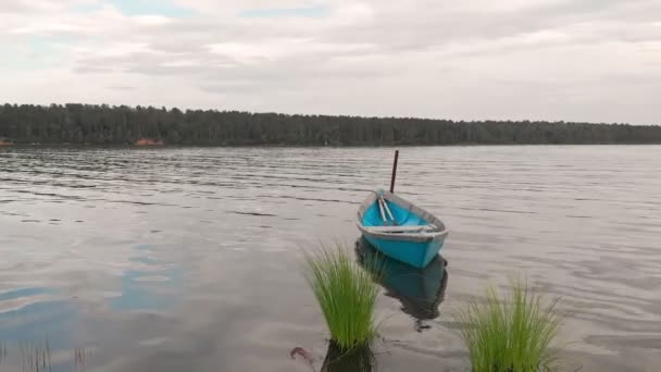 Old Blue Boat kayu berlabuh di lepas pantai teluk bergoyang pada gelombang tenang. — Stok Video