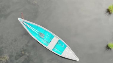 Eski mavi ahşap tekne sakin dalgalarda sallanıyor. Nehirde sakin bir sabah. Üst görünüm