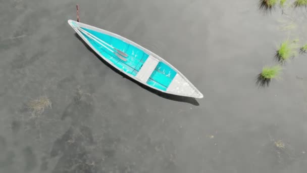 Vechea barcă albastră din lemn se mişcă pe valuri calme. Liniște dimineață pe râu. Privire de sus — Videoclip de stoc