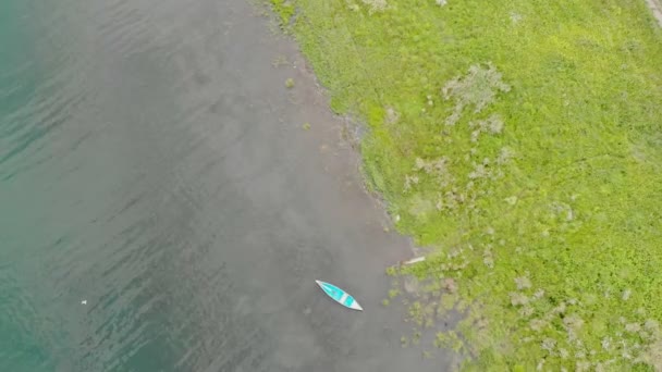 Old blue wood boat sways on calm waves. Tranquility pagi di sungai. Tampilan atas — Stok Video