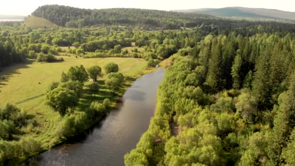 A drón légi repülése a hegyi folyó, mező, erdő és útvonal felett. — Stock videók