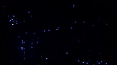 Siyah arkaplanda parlayan beyaz renkli ışıklar