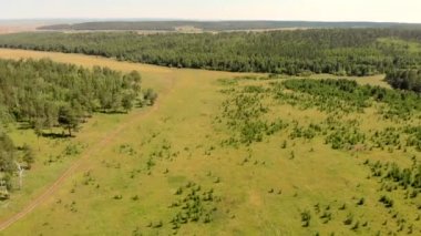 Tepeleri ve tarlaları kaplayan yeşil çayırlar huş ağaçları ve sık ormanlarla çevrilidir.
