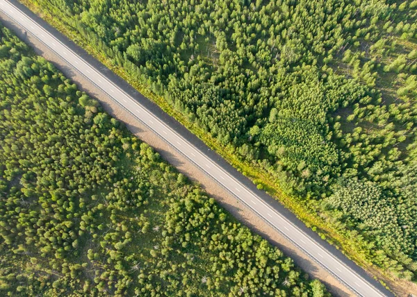 Luftaufnahme Einer Leeren Landstraße Ohne Auto Zwischen Wäldern Einem Sonnigen — Stockfoto