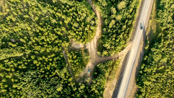 Luftaufnahme Einer Landstraße Mit Wenigen Autos Die Einem Sonnigen Tag — Stockfoto