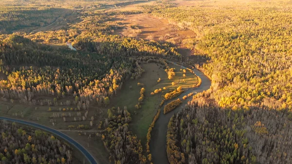 Nehir Sonbahar Ormanı Tepe Asfalt Yolu Üzerindeki Insansız Hava Aracından — Stok fotoğraf