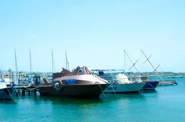 Mürettebata çeşitli hizmetlerin sunulduğu yatlar, botlar ve diğer küçük gemiler için özel donanımlı bir otopark..