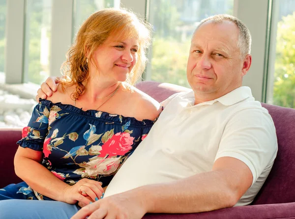 Güzel Olgun çift kanepede kapalı oturan