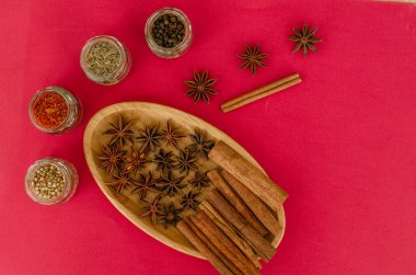 baharat ahşap plaka ve mor bir arka plan üzerinde dört kavanoz