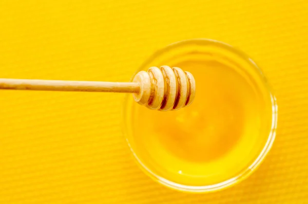 Lžíci Medu Talíři Medem Pozadí Žlutého Včelího Vosku — Stock fotografie