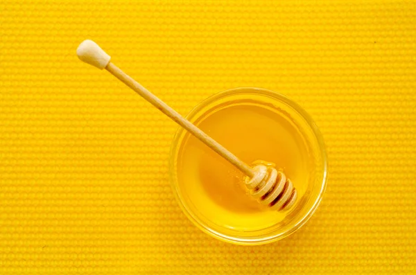 Lžíci Medu Talíři Medem Pozadí Žlutého Včelího Vosku — Stock fotografie