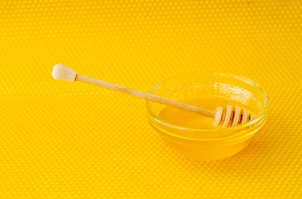 Una Cuchara Para Miel Plato Con Miel Sobre Fondo Amarillo — Foto de Stock