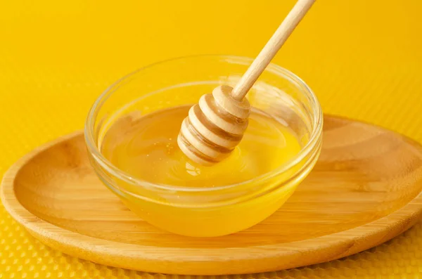 黄蜜蝋の背景に蜂蜜と板の蜂蜜のスプーン — ストック写真