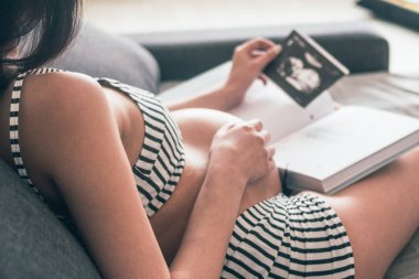 bebek kitabı ve sonogram resim ile hamile kadın