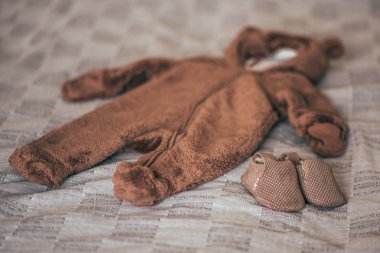 kahverengi bebek süiti yatağın üstünde