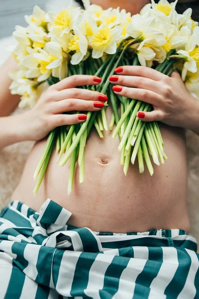 Barriga grávida que segura as mãos — Fotografia de Stock