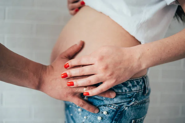 Břicho těhotné ženy, ruce na břiše — Stock fotografie