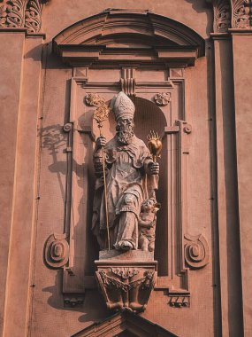 Aziz Peter Katedrali 'nin duvarındaki melek heykeli ve Prag şehrindeki Peter, Çek Cumhuriyeti. yüksek kaliteli fotoğraf