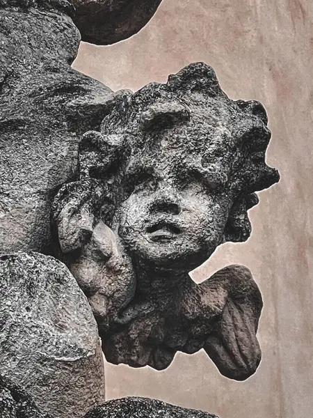 Duvardaki ejderha heykeli