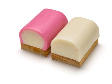 Japon kırmızı ve beyaz kaka balığı keki.