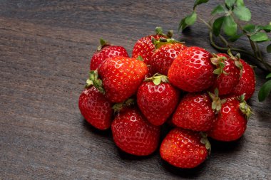 Tahta masadaki taze çilekler.