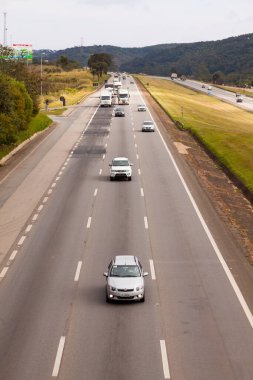 SAO PAULO, BRAZIL - 20 HAZİRAN 2016 - BR-374 karayolunda gün ışığında farları açık araçlar Brezilya 'nın yeni geçiş yasalarına uyarak