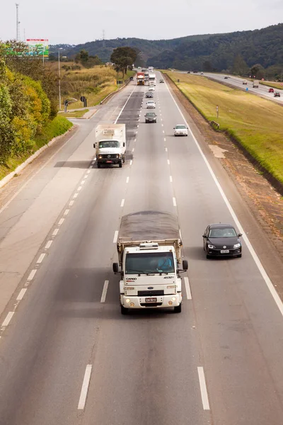 Sao Paulo Brazil 2016年6月20日 ブラジルの新交通法に従い 昼間にヘッドライトを備えたBr 374高速道路上の車両 — ストック写真