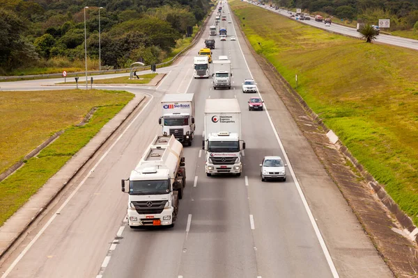Sao Paulo Brazil 2016年6月20日 ブラジルの新交通法に従い 昼間にヘッドライトを備えたBr 374高速道路上の車両 — ストック写真