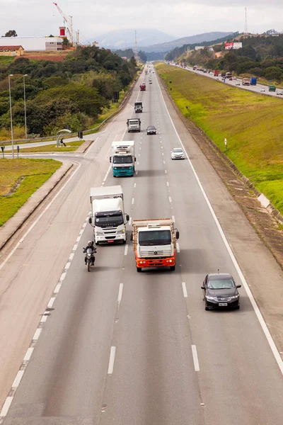 Sao Paulo Brazil 2016年6月20日 ブラジルの新交通法に従い 昼間にヘッドライトを備えたBr 374高速道路上の車両 — ストック写真