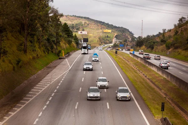Sao Paulo Brazil 2016年6月20日 ブラジルの新交通法に従い 昼間にヘッドライトを備えたBr 374高速道路上の車両 — ストック写真